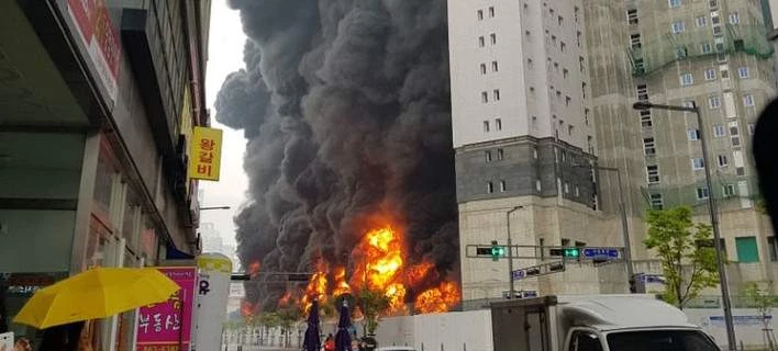 Στις φλόγες υπό ανέγερση ουρανοξύστης στη Νότια Κορέα – 3 νεκροί, 37 τραυματίες (Εικόνες)